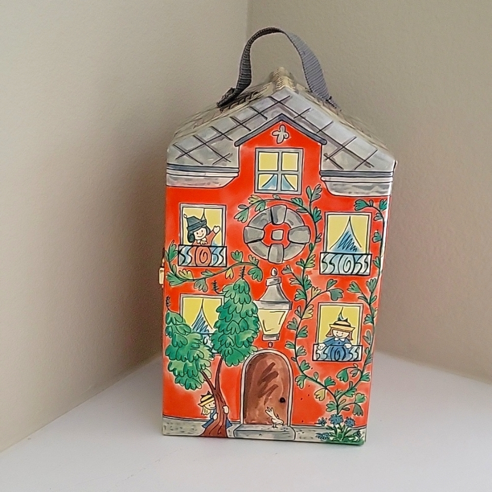 MADELINE'S HOME DOLLS, EDEN TOYS, PARISIAN DECOR, CLOTHS/ DOLL CARRYING TRUNK. - Picture 3 of 10